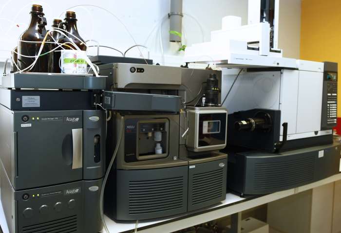 photo d'un chromatographe en phase liquide couplé à un spectromètre de masse